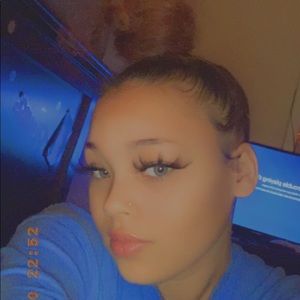 Meet your Posher, Alexis